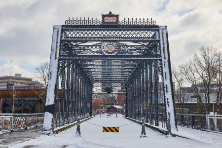 Wintereinbruch auf der historischen Wells Street Bridge am Promenade Park, Fort Wayne, Indiana