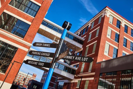 La revitalización urbana brilla bajo cielos azules claros en Fort Wayne, Indiana, con señalización moderna y arquitectura histórica