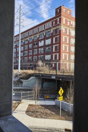 Urban Exploration in Fort Wayne - Entdecken Sie die verborgene Geschichte durch einen Blick auf die Industriearchitektur aus rotem Backstein inmitten des Stadtbildes bei Tageslicht