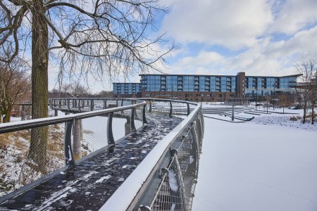 Ruhiger Wintertag im Fort Waynes Promenade Park mit moderner Architektur und einer schneebedeckten Fußgängerbrücke