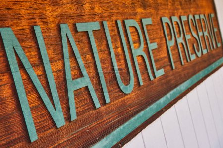 Téléchargez les photos : Panneau de protection de la nature audacieux au milieu de la beauté naturelle de Lindenwoods, Fort Wayne, Indiana - un appel à l'éco-sensibilisation et à la conservation - en image libre de droit