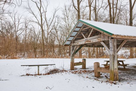 Sérénité hivernale au Cooks Landing County Park, Indiana - Un abri de pique-nique enneigé au milieu d'arbres sans feuilles