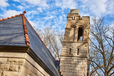 Der gotische Glockenturm erhebt sich inmitten kahler Zweige auf dem Lindenwood Cemetery in Fort Wayne, ein Zeugnis von Geschichte und architektonischer Größe.