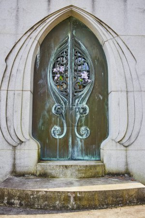 Téléchargez les photos : Porte de bronze vieillie mystérieuse au cimetière Lindenwood, Indiana - Élégance intemporelle et inspiration de l'architecture antique - en image libre de droit