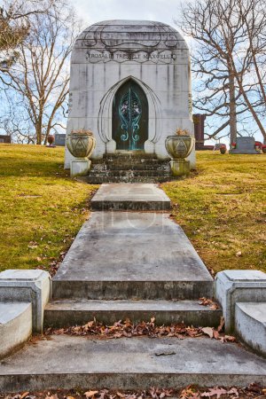 Tageslicht-Ansicht des reich verzierten Mausoleums auf dem Lindenwood Cemetery, Fort Wayne - ein Zeugnis von Erinnerung und architektonischer Größe inmitten herbstlichen Friedens.