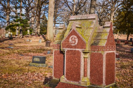 Foto de Sereno día de otoño en el cementerio de Lindenwood en Fort Wayne, Indiana, con una lápida envejecida de estilo gótico - Imagen libre de derechos