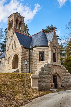 Église néo-gothique dans le cimetière Fort Waynes Lindenwood, projetant le charme historique sous un ciel clair de l'Indiana.