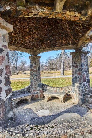 Heiterer Blick auf den historischen Steinpavillon auf dem Lindenwood Cemetery, Fort Wayne, Indiana