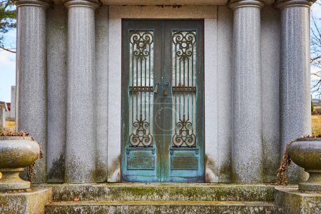 Verwitterte Mausoleumstüren auf dem Lindenwood Cemetery in Fort Wayne, Indiana, symbolisieren Geschichte, Verfall und Erinnerung