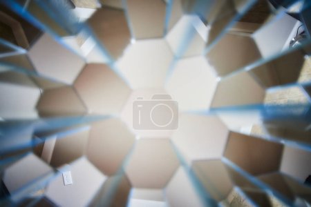 Exploración geométrica abstracta en Fort Wayne: Una vista caleidoscópica a través de un patrón hexagonal, creando un túnel en el diseño moderno.