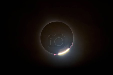 Totale Sonnenfinsternis erfasst Schönheit des Himmelsphänomens über Spiceland, Indiana, mit Diamantringeffekt und Eclipse Corona.