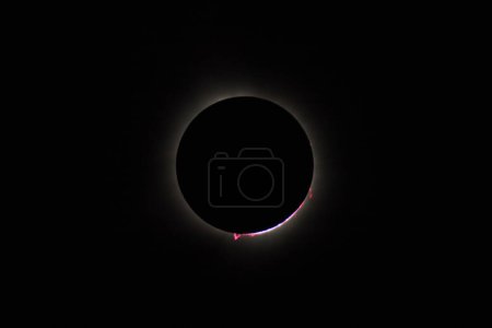 Impresionante Eclipse Solar Total en Spiceland, Indiana - Luna Siluetada contra Soles Brillantes Corona, Marcando Gran Final del Evento Celestial