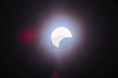 Atemberaubende partielle Sonnenfinsternis in Spiceland, Indiana - Kosmisches Spektakel des Mondes, der die Sonne am 8. April 2024 verdunkelt