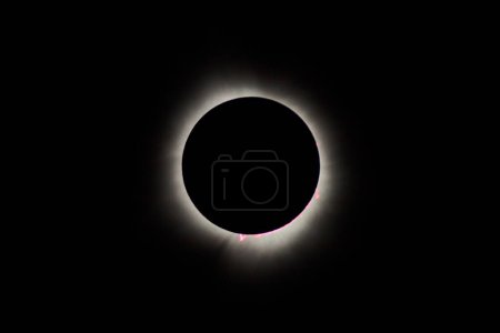 Majestätische totale Sonnenfinsternis am 8. April 2024 in Spiceland, Indiana, USA - Ein kosmischer Tanz aus Sonne, Mond und Korona