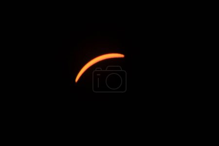Atemberaubende partielle Sonnenfinsternis über Spiceland, Indiana am 8. April 2024, Erstkontakt des Himmelsereignisses