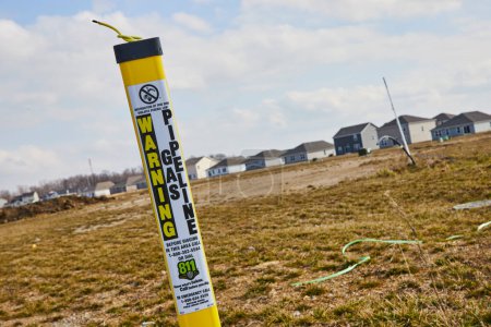 Kühnes Pipeline-Warnschild im neuen Vorort Fort Wayne, Indiana, zeigt die Sicherheit der Infrastruktur inmitten der städtischen Expansion.