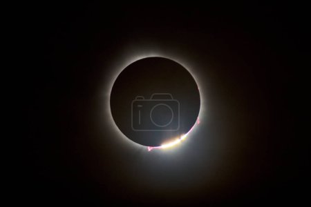 Eclipse Solar Total en Spiceland, Indiana - Silueta de lunas con corona radiante y efecto de anillo de diamante, destacando el drama cósmico del fin de totalitys.