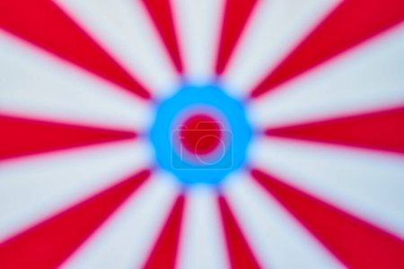 Macro-shot vibrant de flou radial en rouge, blanc et bleu, représentant l'énergie et le mouvement dynamique - parfait pour un impact ciblé
