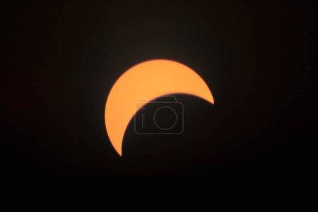 Téléchargez les photos : Éclipse solaire partielle captivante à son apogée, illuminant le ciel de Spiceland, Indiana, le 8 avril 2024, mettant en valeur la beauté céleste - en image libre de droit
