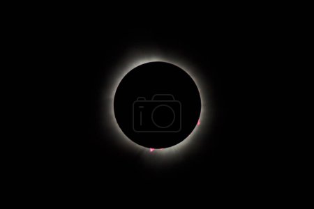 Espectacular eclipse solar total con corona visible en Spiceland, Indiana, 8 de abril de 2024 - Una danza cósmica del sol, la luna y la tierra