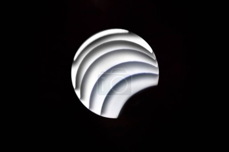 Lichtspirale: Abstrakte künstlerische Darstellung der totalen Sonnenfinsternis, die Futurismus und Wachstum zeigt