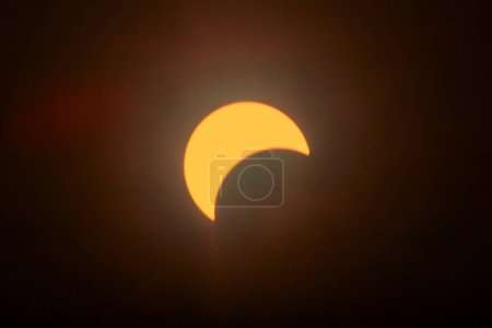 Espectacular Eclipse Solar Parcial sobre Spiceland, Indiana - Un Ballet Celestial de Sol y Luna, Abril 2024