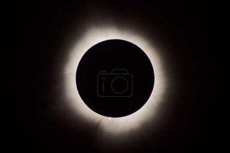 Eclipse solar total sobre Spiceland, Indiana - Un evento cósmico impresionante con la silueta de las lunas y la corona radiante de los soles