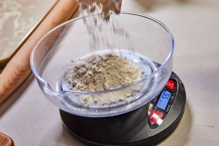 Präzision beim Backen mit einer Nahaufnahme von Mehl, das für hausgemachte Pasta auf einer Küchenwaage in Indiana gewogen wird