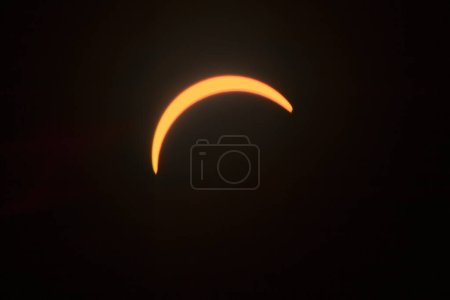 Eclipse solar sobre Spiceland, Indiana - Un evento celestial conmovedor marca el tiempo en la grandeza del universo
