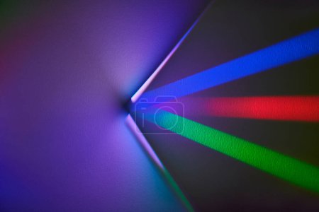 Pantalla radiante de un espectro de colores prismáticos en una pared, mostrando la armonía de la luz y el color en un patrón abstracto cautivador.