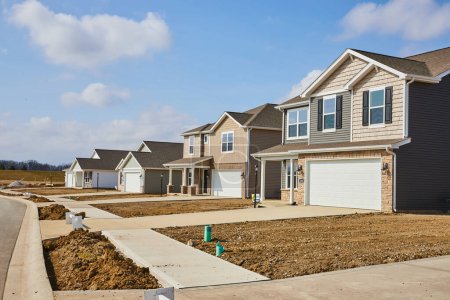 Téléchargez les photos : Maisons de banlieue modernes à Fort Wayne, Indiana, mettant en valeur le marché immobilier dynamique et la nouvelle construction aux États-Unis. - en image libre de droit
