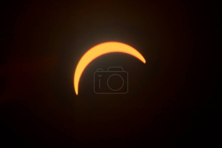 Eclipse solar sobre Indiana - Una danza mística de cuerpos celestes en la vasta expansión, 8 de abril, 2024