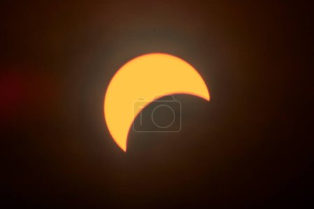 Espectacular eclipse solar parcial sobre Spiceland, Indiana - Una fiesta celestial para astrónomos y entusiastas, 8 de abril de 2024