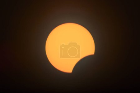 Éclipse solaire frappante illuminant Spiceland, Indiana - Un événement céleste spectaculaire de 2024