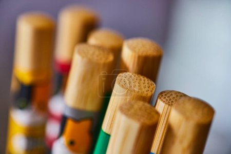 Téléchargez les photos : Macro shot de baguettes en bois colorées debout, mettant en valeur la texture et l'artisanat, inspirant la créativité et la nourriture à Fort Wayne, Indiana. - en image libre de droit