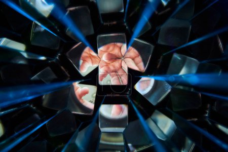Abstrakte Wahrnehmung der Hand durch geometrisches Kaleidoskop - Eine einzigartige künstlerische Vision aus Fort Wayne, Indiana
