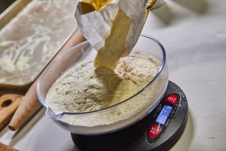 Präzision beim Backen - Akribische Messung von Mehl für hausgemachte Pasta in einer warmen indischen Küche