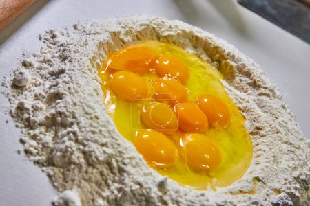 Foto de Huevos frescos y harina listos para la creación de pasta casera en un entorno de cocina brillante, Fort Wayne, Indiana. - Imagen libre de derechos