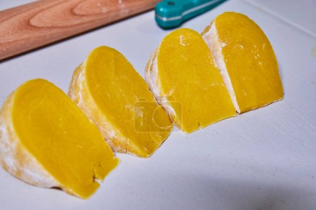 Cuñas de masa de pasta recién cortadas preparadas para pasta casera, un símbolo de cocina saludable y alimentación saludable en una cocina de Indiana.