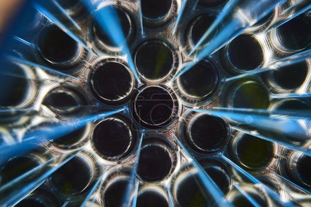 Abstrakter Strudel aus Glasflaschen in Blau - ein kaleidoskopischer Blick von oben