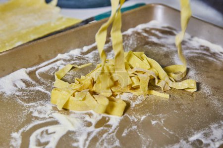 Frisch zubereitete hausgemachte Fettuccine-Pasta in einem intimen Küchenambiente, das die Kunst der italienischen Küche symbolisiert, in Fort Wayne, Indiana.