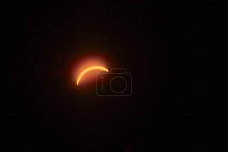 Eclipse solar dramático en Spiceland, Indiana - Un fenómeno celeste raro observado en su pico el 8 de abril de 2024.