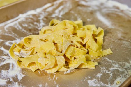 Frisch zubereitete fettuccine Pasta auf rustikalem Holz in einer gemütlichen Küche in Fort Wayne, Indiana - die Essenz der hausgemachten italienischen Küche.