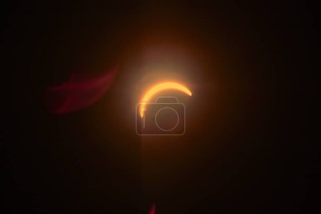 Espectacular eclipse solar en progreso sobre Spiceland, Indiana, capturando el primer contacto de la sombra de las lunas, abril de 2024
