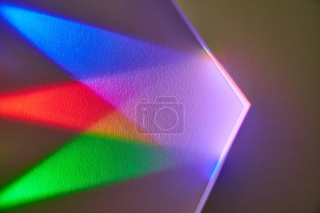 Spectre vibrant de lumière réfractée en intérieur, énergie, diversité et optique