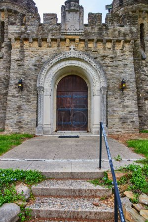 Téléchargez les photos : Entrée du Collège Bishop Simon Brute de style gothique en Indiana, mettant en valeur l'architecture historique et l'héritage chrétien. - en image libre de droit