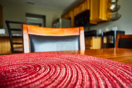 Scène de salle à manger confortable à Fort Wayne, en Inde- intérieur accueillant avec accent sur un napperon rouge sur une table en bois.