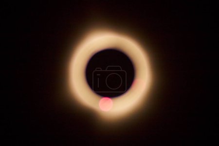 Mystische Sonnenfinsternis mit weichem Fokus in Totalitätsphase, strahlende Korona gegen dunklen Himmel, aufgenommen in Spiceland, Indiana, 2024