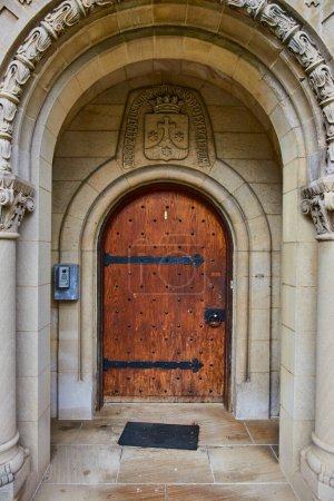 Puerta de madera vintage del Bishop Simon Brute College en Indianápolis, fusionando la tradición con la modernidad en primavera.