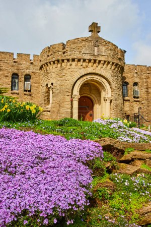 Frühlingsblüten schmücken das historische Bishop Simon Brute College Castle in Indianapolis, ein Symbol für religiöses Erbe und architektonische Größe.